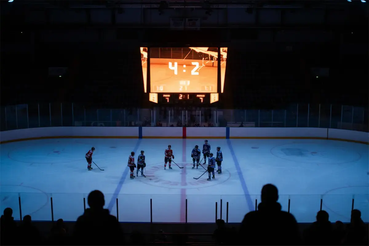 Eishockey-Anzeigetafel mit Drittel-Ergebnissen in der Arena – Symbolbild für Drittel-Wetten