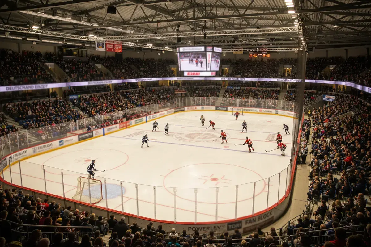 DEL Eishockey-Stadion mit Zuschauern und beleuchteter Eisfläche