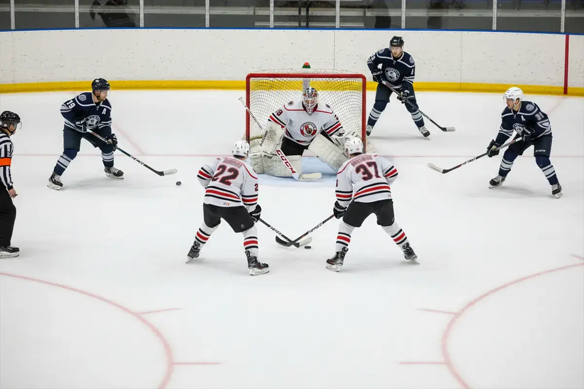 Eishockey-Powerplay: Team in Überzahl greift das Tor an