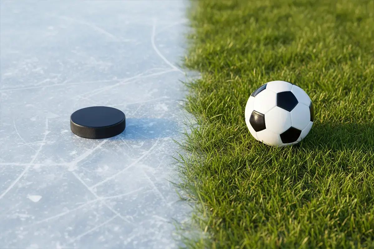 Eishockey-Puck und Fußball nebeneinander auf einer geteilten Fläche – Symbolbild für den Vergleich beider Sportarten