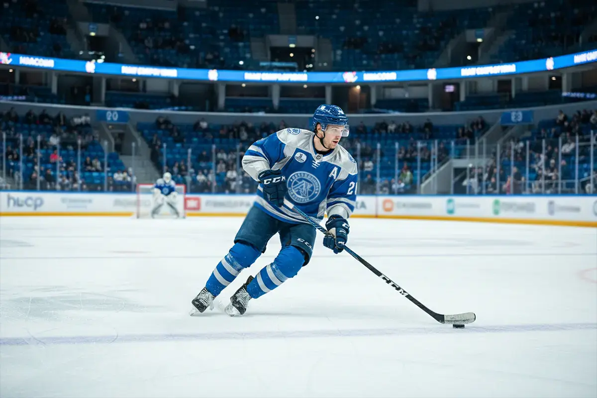 Eishockeyspieler in KHL-Ausrüstung auf dem Eis – Symbolbild für KHL-Wetten